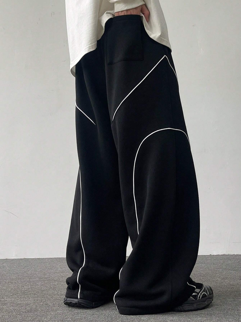 Contrast Curve Baggy Joggers