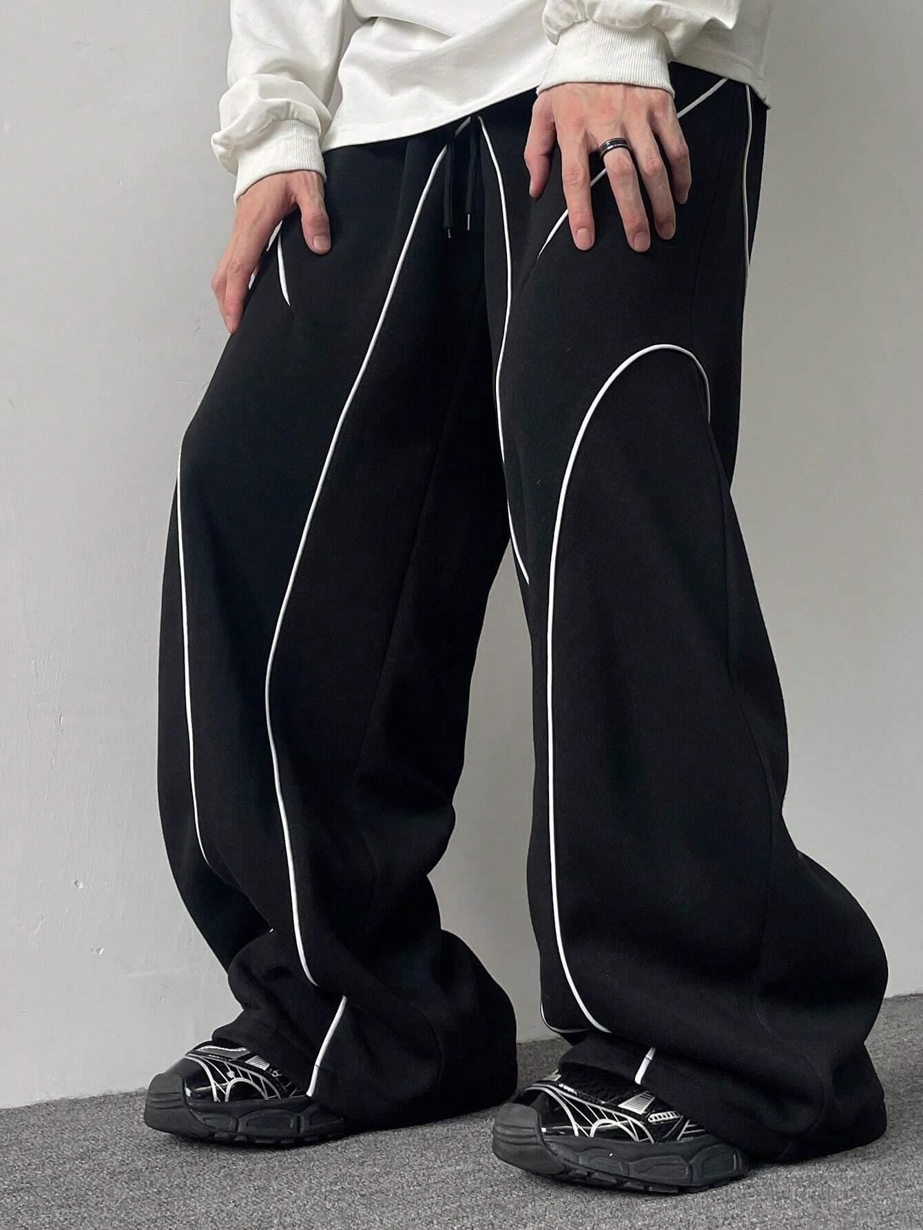 Contrast Curve Baggy Joggers