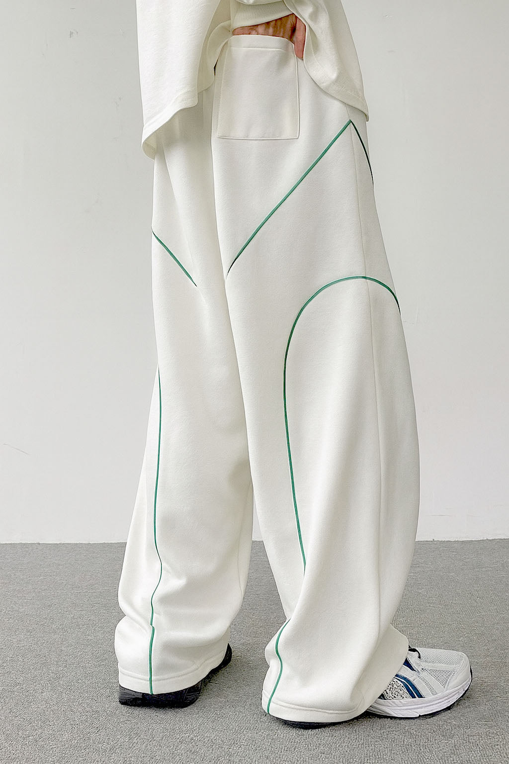 Contrast Curve Baggy Joggers